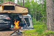 Camping med taktält och eld